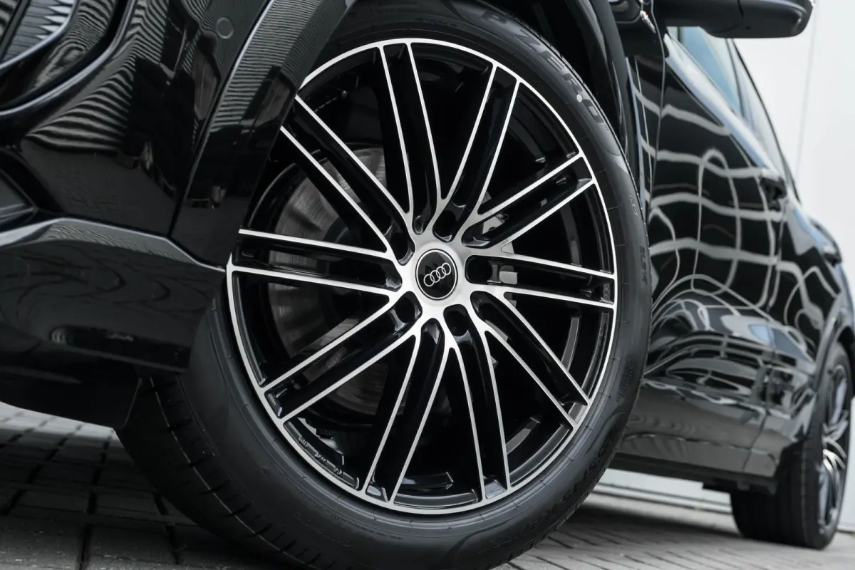 S edition 83 kWh / 252 pk | Adaptive air suspension | Adaptive cruise control | Audi sound system