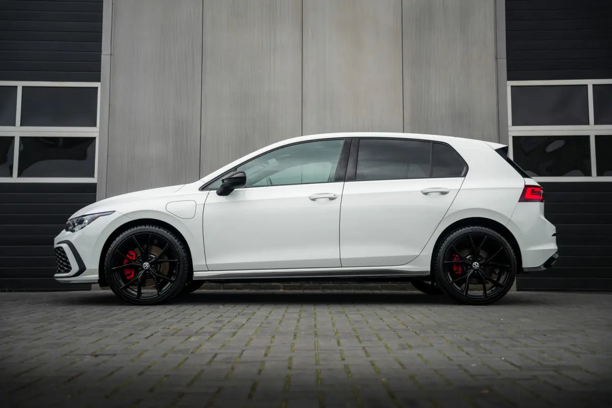 1.4 eHybrid GTE 245 pk /IQ.Light Matrix /Camera /Stoelverw. /Side Assist /Keyless-Go /Ambientverl. /Navi /3-Zone Clima /17'' LMV