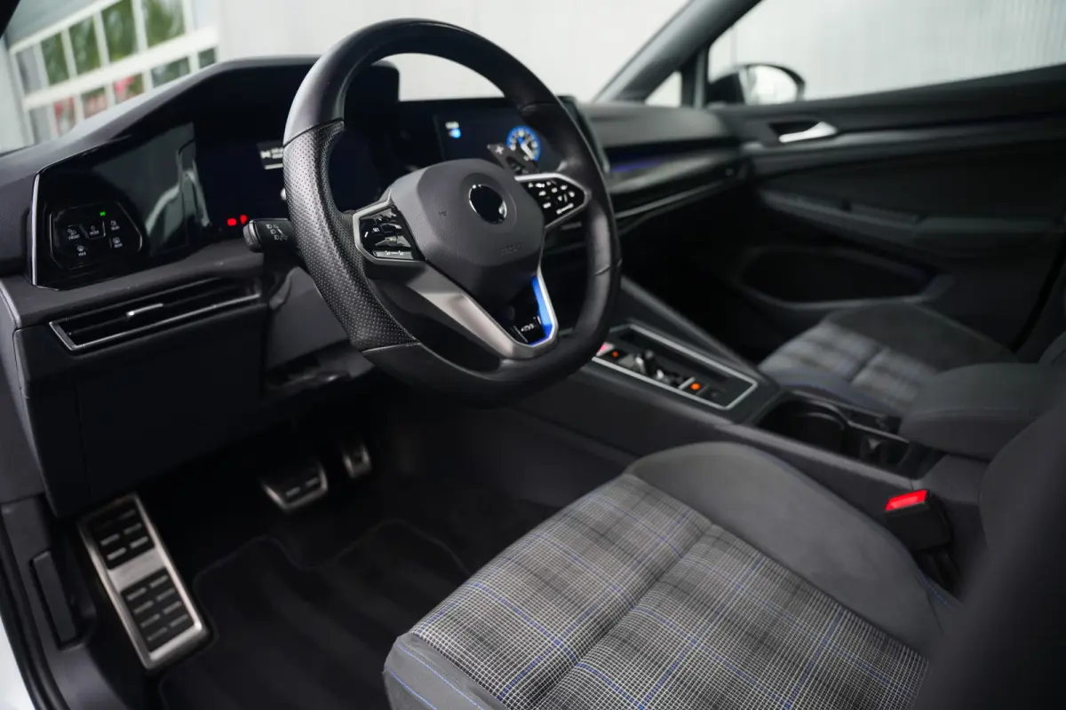 1.4 eHybrid GTE 245 pk /IQ.Light Matrix /Camera /Stoelverw. /Side Assist /Keyless-Go /Ambientverl. /Navi /3-Zone Clima /17'' LMV
