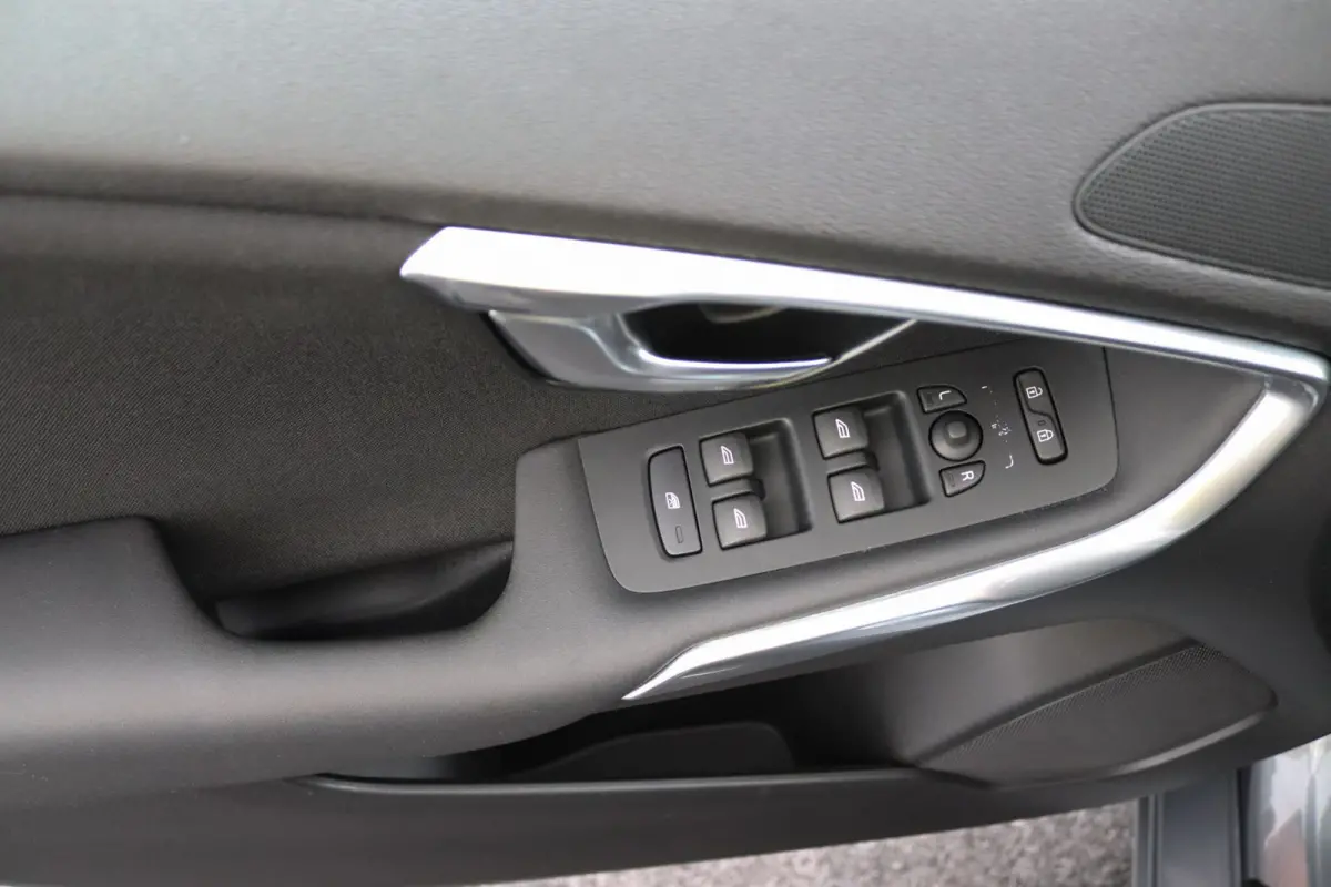 2.0 T3 Nordic+ | Stoelverwarming | Trekhaak | LED | Parkeersensoren Achter |