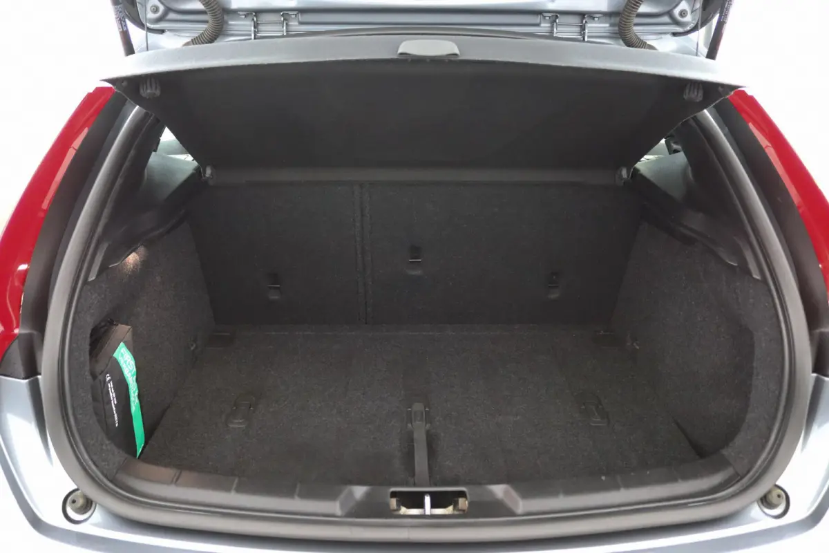 2.0 T3 Nordic+ | Stoelverwarming | Trekhaak | LED | Parkeersensoren Achter |