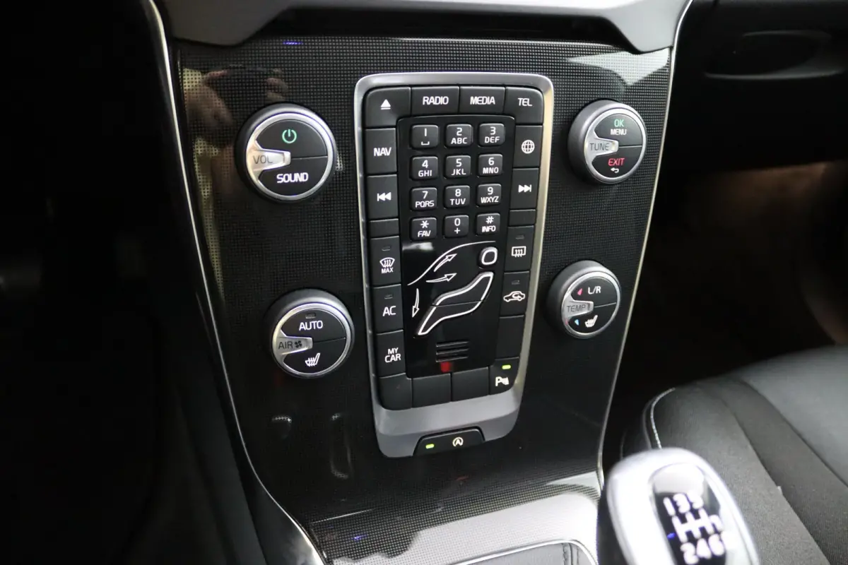 2.0 T3 Nordic+ | Stoelverwarming | Trekhaak | LED | Parkeersensoren Achter |