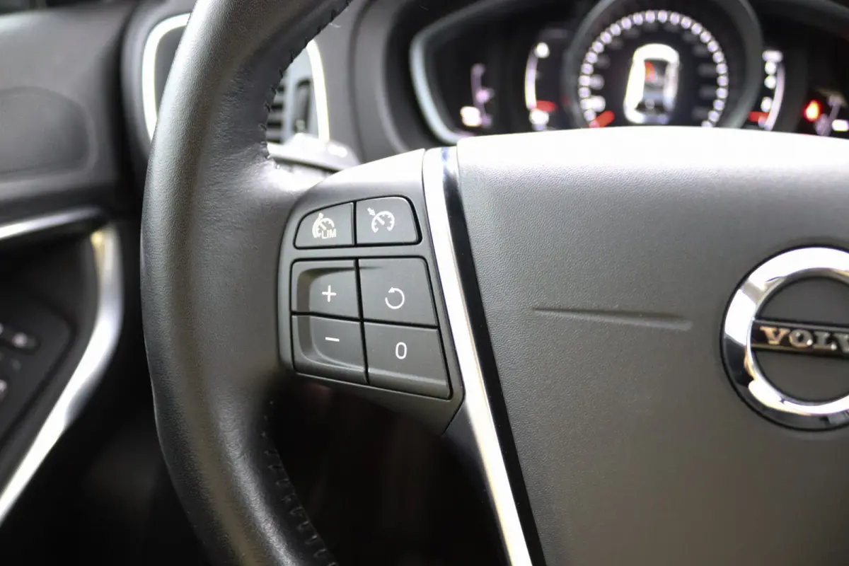 2.0 T3 Nordic+ | Stoelverwarming | Trekhaak | LED | Parkeersensoren Achter |