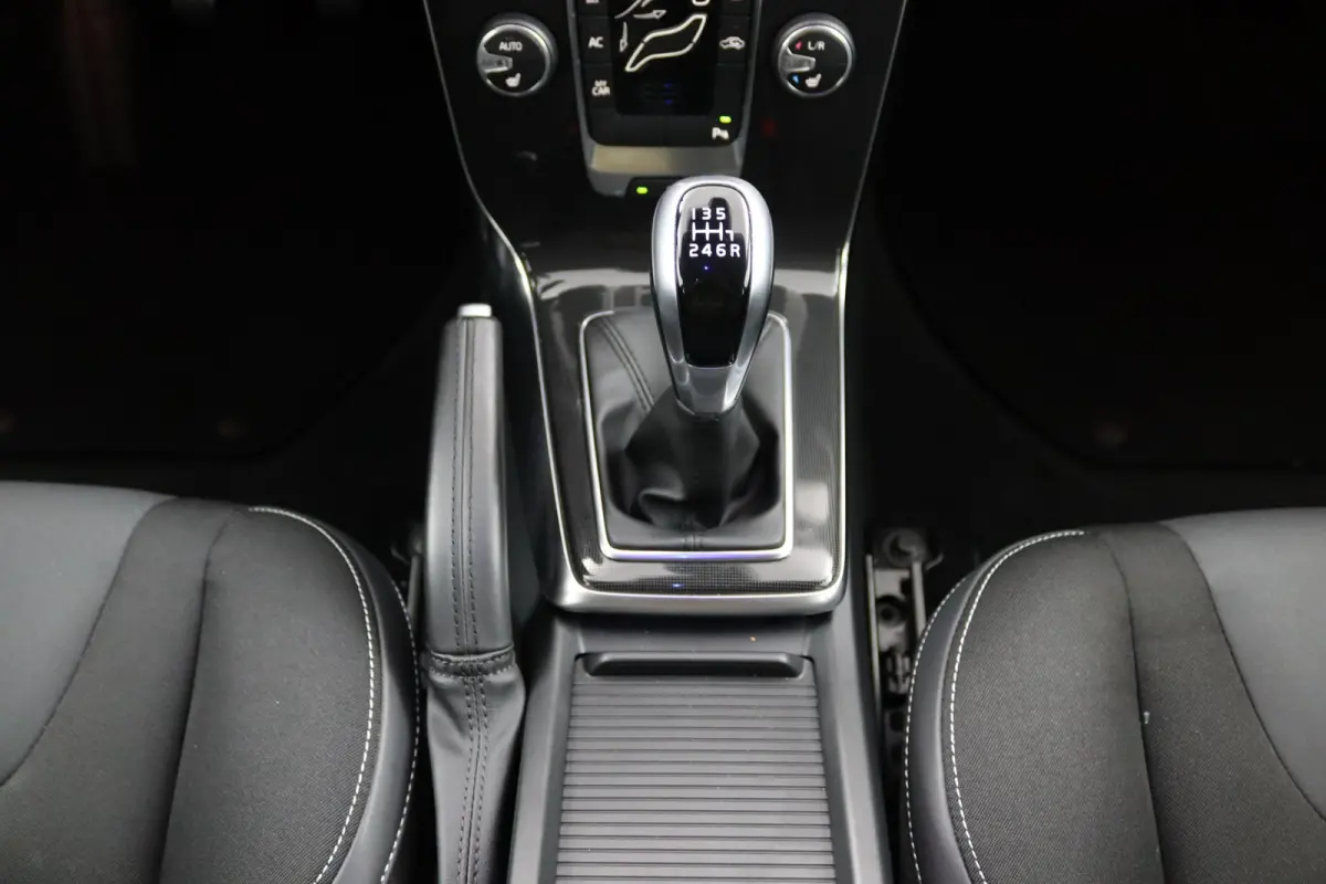 2.0 T3 Nordic+ | Stoelverwarming | Trekhaak | LED | Parkeersensoren Achter |