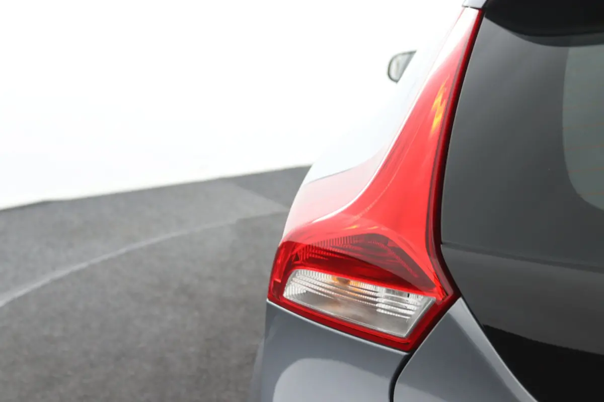 2.0 T3 Nordic+ | Stoelverwarming | Trekhaak | LED | Parkeersensoren Achter |