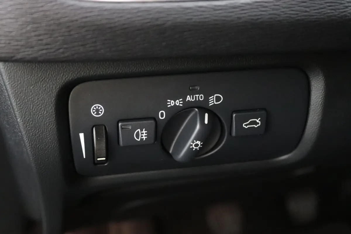 2.0 T3 Nordic+ | Stoelverwarming | Trekhaak | LED | Parkeersensoren Achter |