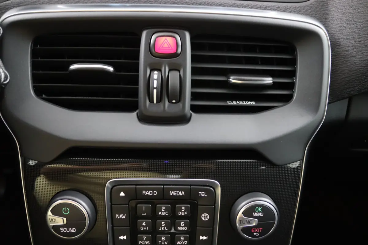 2.0 T3 Nordic+ | Stoelverwarming | Trekhaak | LED | Parkeersensoren Achter |