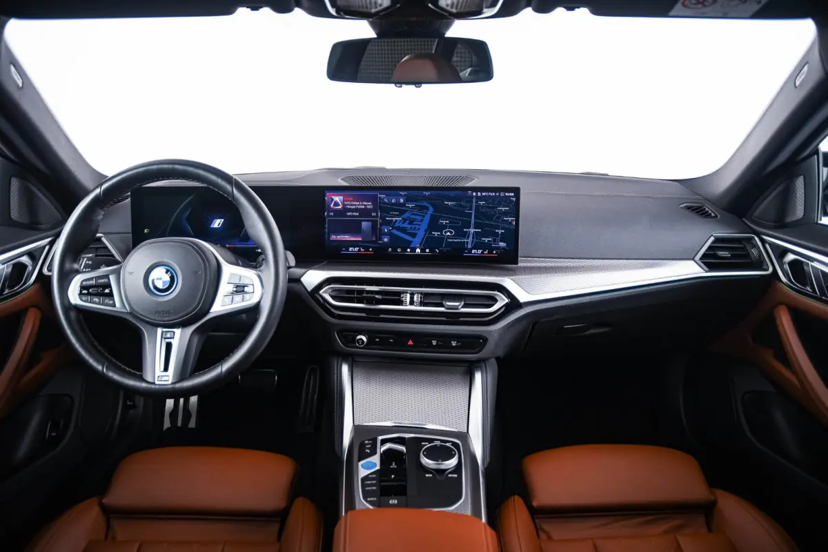 M50 High Executive 84 kWh Trekhaak - Active Cruise Control - Hifi - Elektrisch verstelbare/verwarmde stoelen - Stuurwielrand verwarmd - Getinte Ruiten - BMW Laserlight - BMW Drive Recorder -