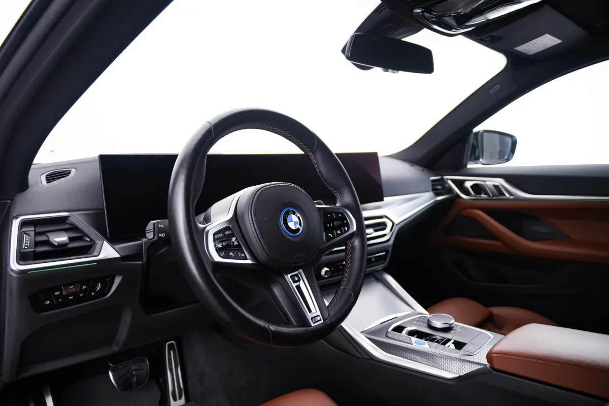 M50 High Executive 84 kWh Trekhaak - Active Cruise Control - Hifi - Elektrisch verstelbare/verwarmde stoelen - Stuurwielrand verwarmd - Getinte Ruiten - BMW Laserlight - BMW Drive Recorder -