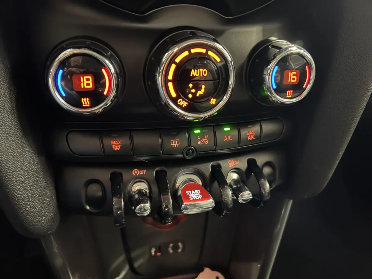 1.2 One Salt Business | Navigatie | LM Velgen 17" | Cruise Control | PDC Achter | Airco |