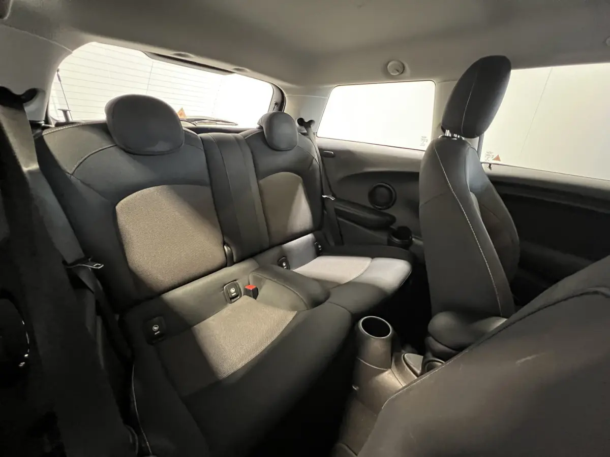 1.2 One Salt Business | Navigatie | LM Velgen 17" | Cruise Control | PDC Achter | Airco |