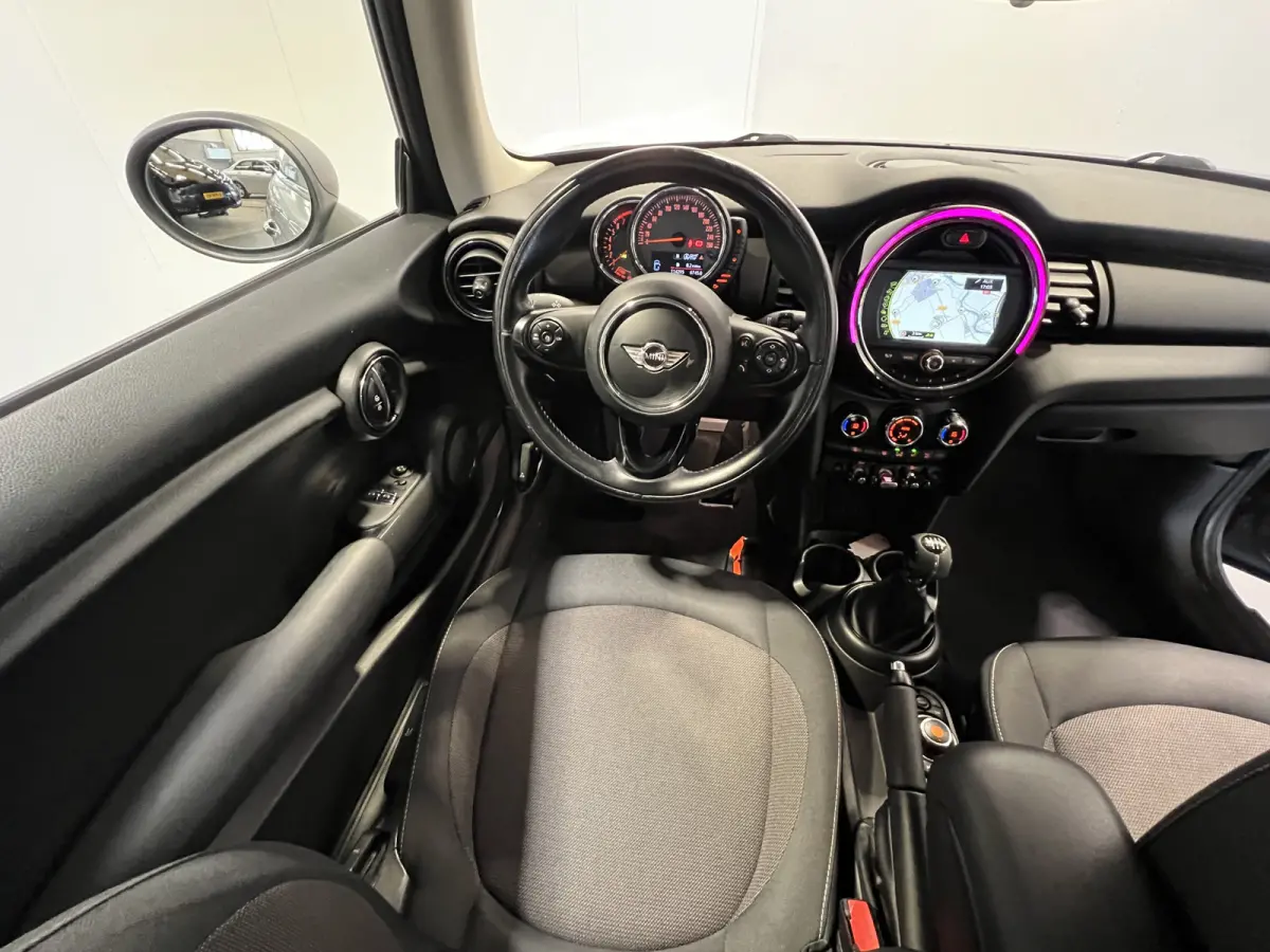 1.2 One Salt Business | Navigatie | LM Velgen 17" | Cruise Control | PDC Achter | Airco |