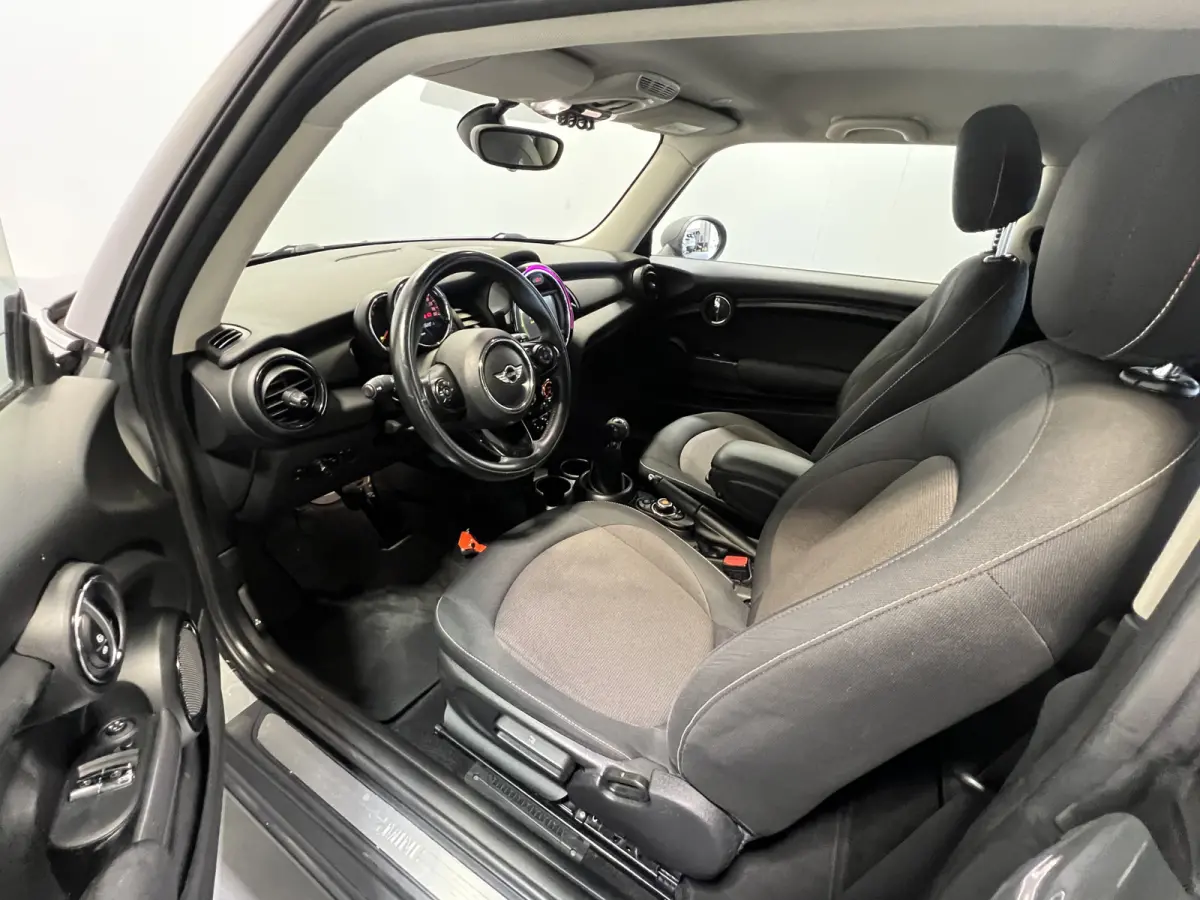 1.2 One Salt Business | Navigatie | LM Velgen 17" | Cruise Control | PDC Achter | Airco |
