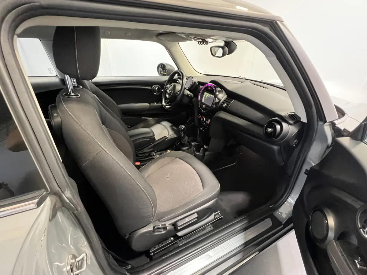 1.2 One Salt Business | Navigatie | LM Velgen 17" | Cruise Control | PDC Achter | Airco |