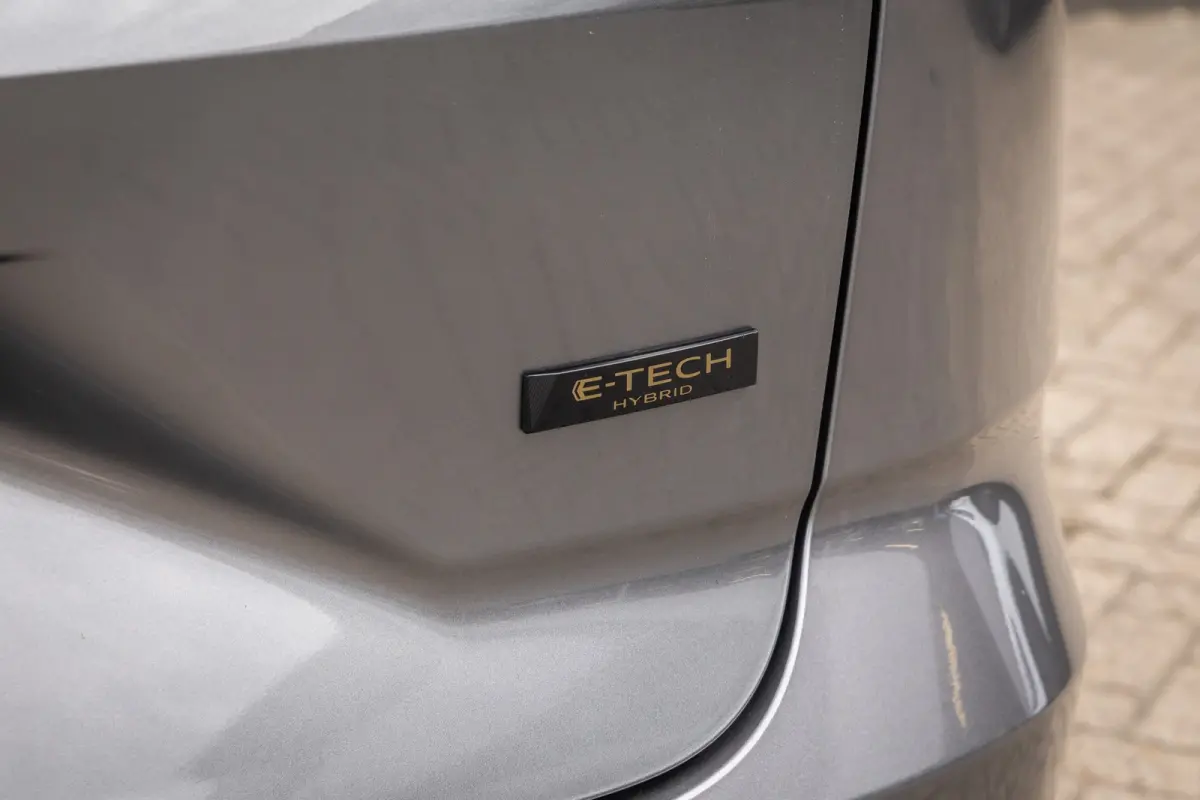 1.2 E-Tech full hybrid 200 evolution | Apple Carplay/Android Auto | LED | 18'' L.M. | ACC | Camera | Navi | Achteruitrijcamera | Apple Carplay/Android Auto|telefoonintegratie premium | Conne