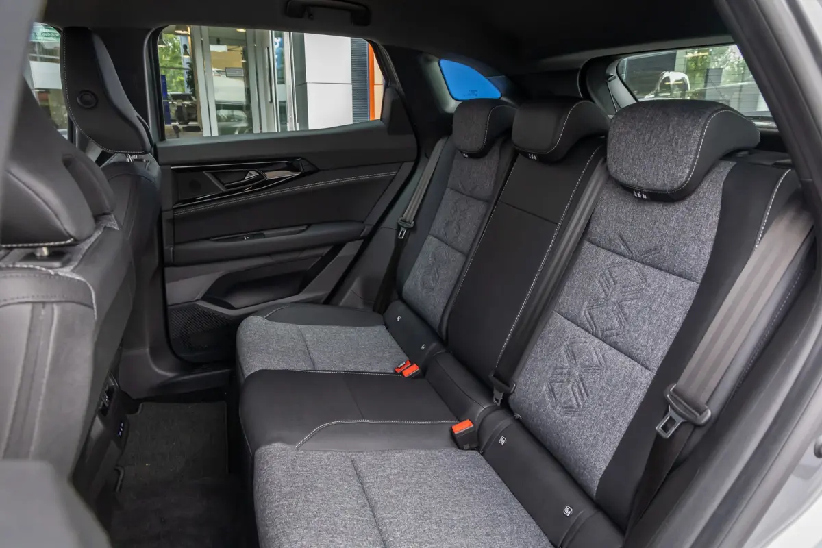 1.2 E-Tech full hybrid 200 evolution | Apple Carplay/Android Auto | LED | 18'' L.M. | ACC | Camera | Navi | Achteruitrijcamera | Apple Carplay/Android Auto|telefoonintegratie premium | Conne