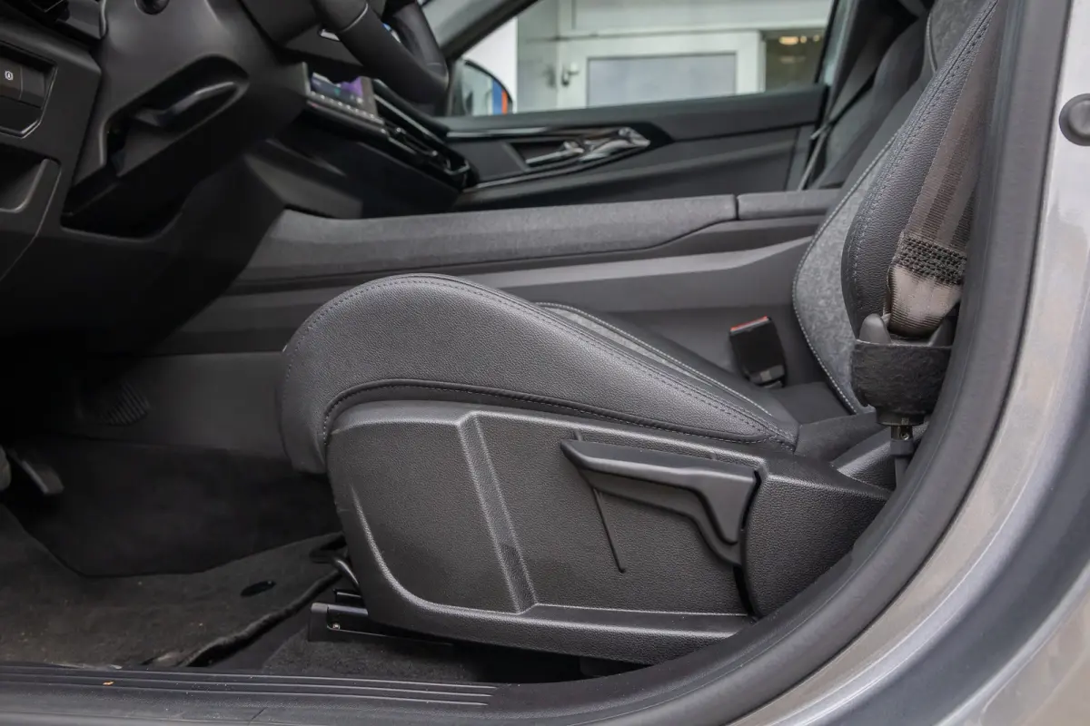 1.2 E-Tech full hybrid 200 evolution | Apple Carplay/Android Auto | LED | 18'' L.M. | ACC | Camera | Navi | Achteruitrijcamera | Apple Carplay/Android Auto|telefoonintegratie premium | Conne