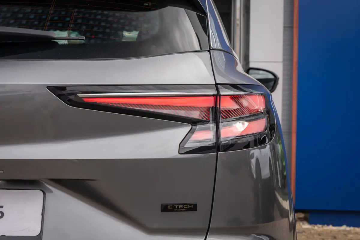 1.2 E-Tech full hybrid 200 evolution | Apple Carplay/Android Auto | LED | 18'' L.M. | ACC | Camera | Navi | Achteruitrijcamera | Apple Carplay/Android Auto|telefoonintegratie premium | Conne