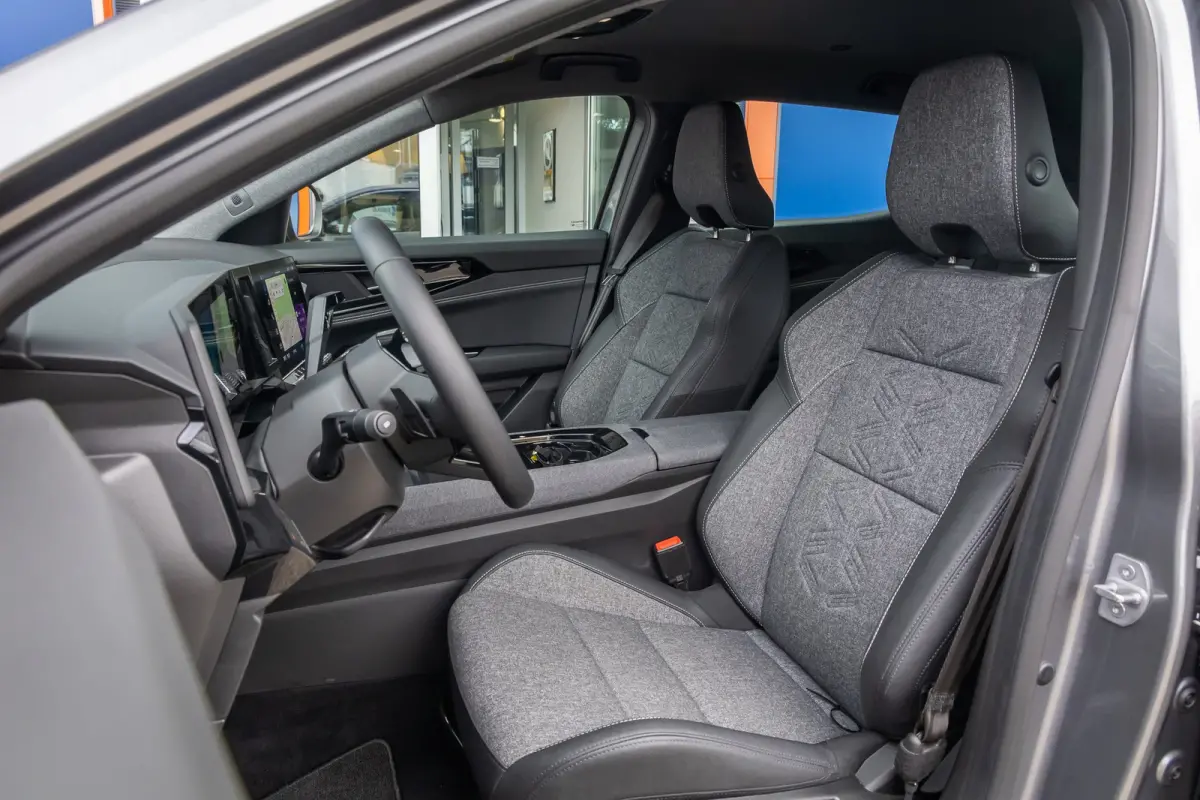 1.2 E-Tech full hybrid 200 evolution | Apple Carplay/Android Auto | LED | 18'' L.M. | ACC | Camera | Navi | Achteruitrijcamera | Apple Carplay/Android Auto|telefoonintegratie premium | Conne