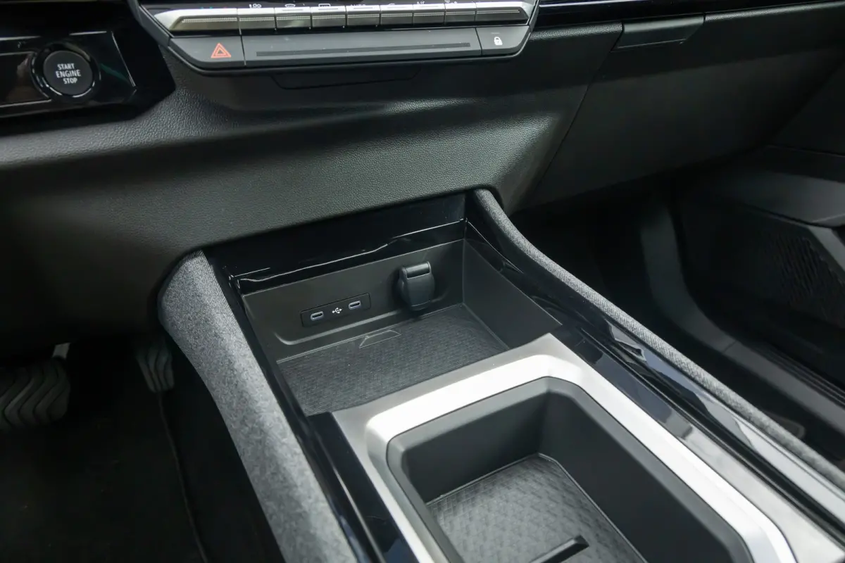 1.2 E-Tech full hybrid 200 evolution | Apple Carplay/Android Auto | LED | 18'' L.M. | ACC | Camera | Navi | Achteruitrijcamera | Apple Carplay/Android Auto|telefoonintegratie premium | Conne