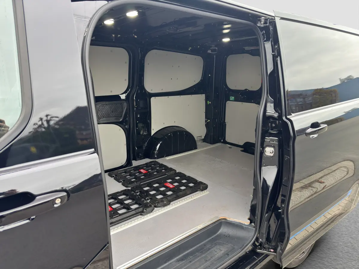 300 2.0 TDCI L1H1 170pk Sport Vol! | Trekhaak | 19 Inch LMV | Camera | | Achteruitrijcamera | Apple Carplay/Android Auto|telefoonintegratie premium | Audio installatie