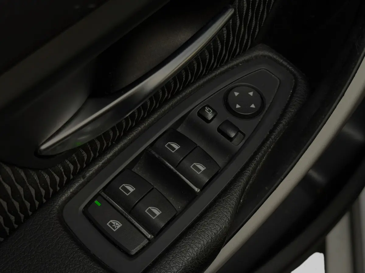 318i Edition Sport High Executive(Goed OndH, Panoramadak, Trekhaak, StoelV, Navi, Climate Con, Cruise Con,Etc)