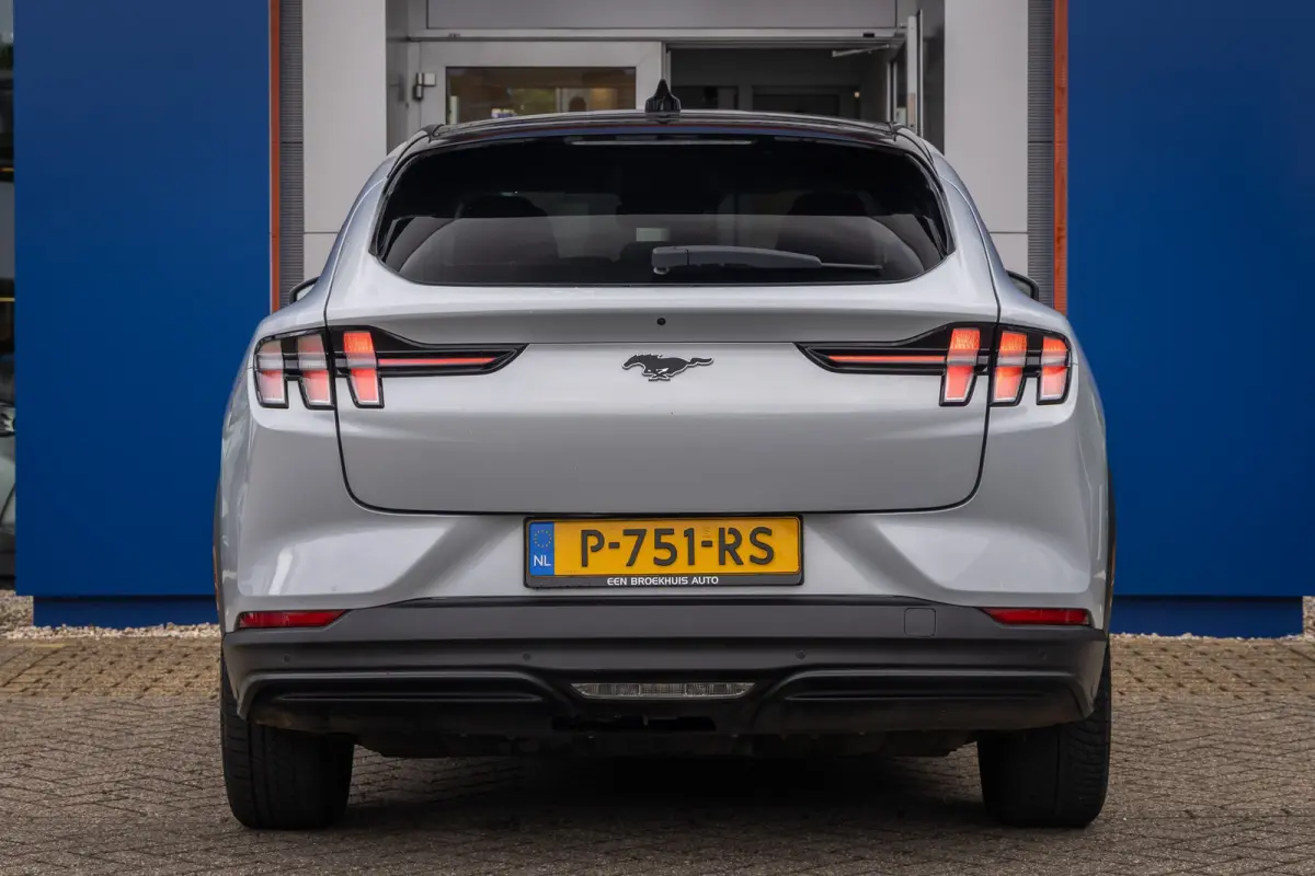RWD 75 kWh | Panoramadak | LEDER | Apple Carplay | L.M. Velgen | Trekhaak | Achteruitrijcamera | Airco (automatisch) | Apple Carplay/Android Auto|telefoonintegratie premium