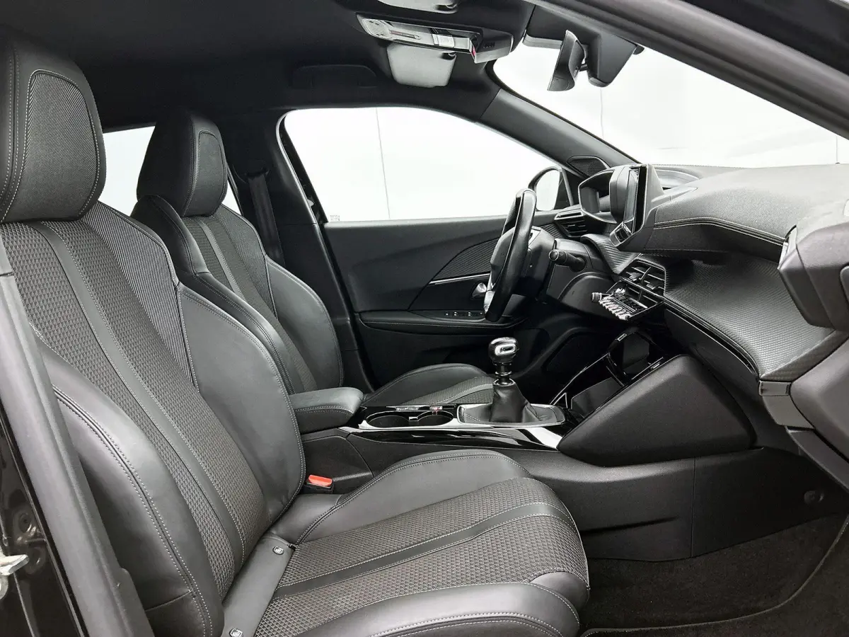 1.2 130pk GT-Line | Apple Carplay/Android Auto | Climate Control | Cruise Control | Camera | 17"LMV | LED |