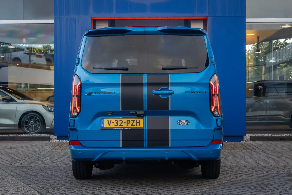 Transit E-Custom Sport 340 L2 | Camera | 17'L.M. Velgen | Voorruit/Stoel verwarming | Camera | Cruise Control | Wandbekleding | Vloerplaat