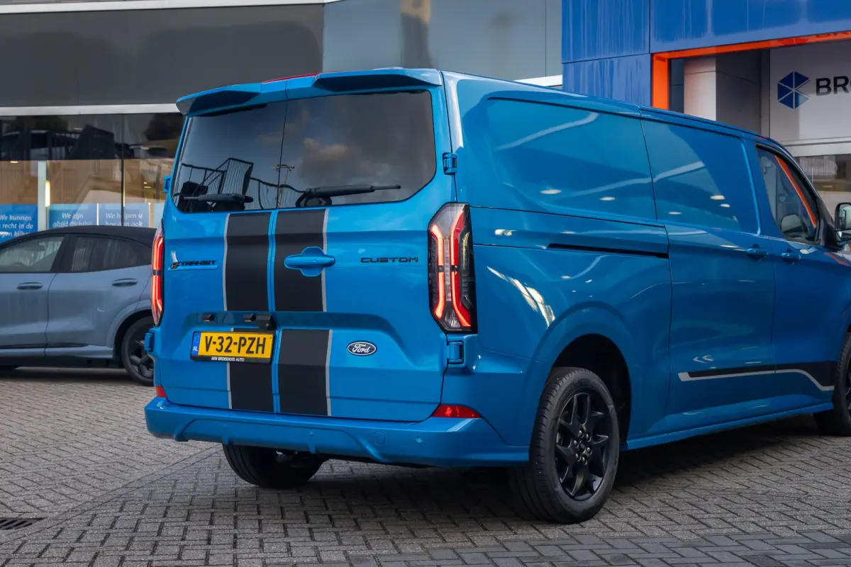 Transit E-Custom Sport 340 L2 | Camera | 17'L.M. Velgen | Voorruit/Stoel verwarming | Camera | Cruise Control | Wandbekleding | Vloerplaat
