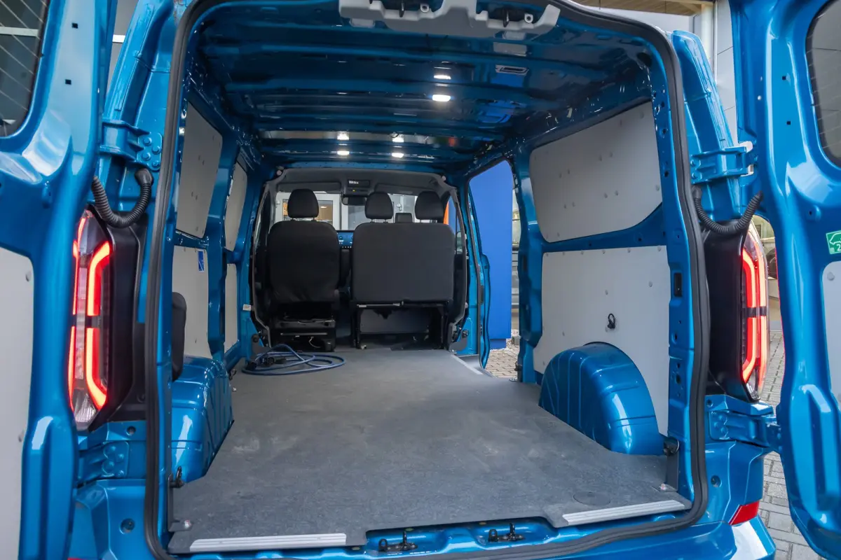 Transit E-Custom Sport 340 L2 | Camera | 17'L.M. Velgen | Voorruit/Stoel verwarming | Camera | Cruise Control | Wandbekleding | Vloerplaat