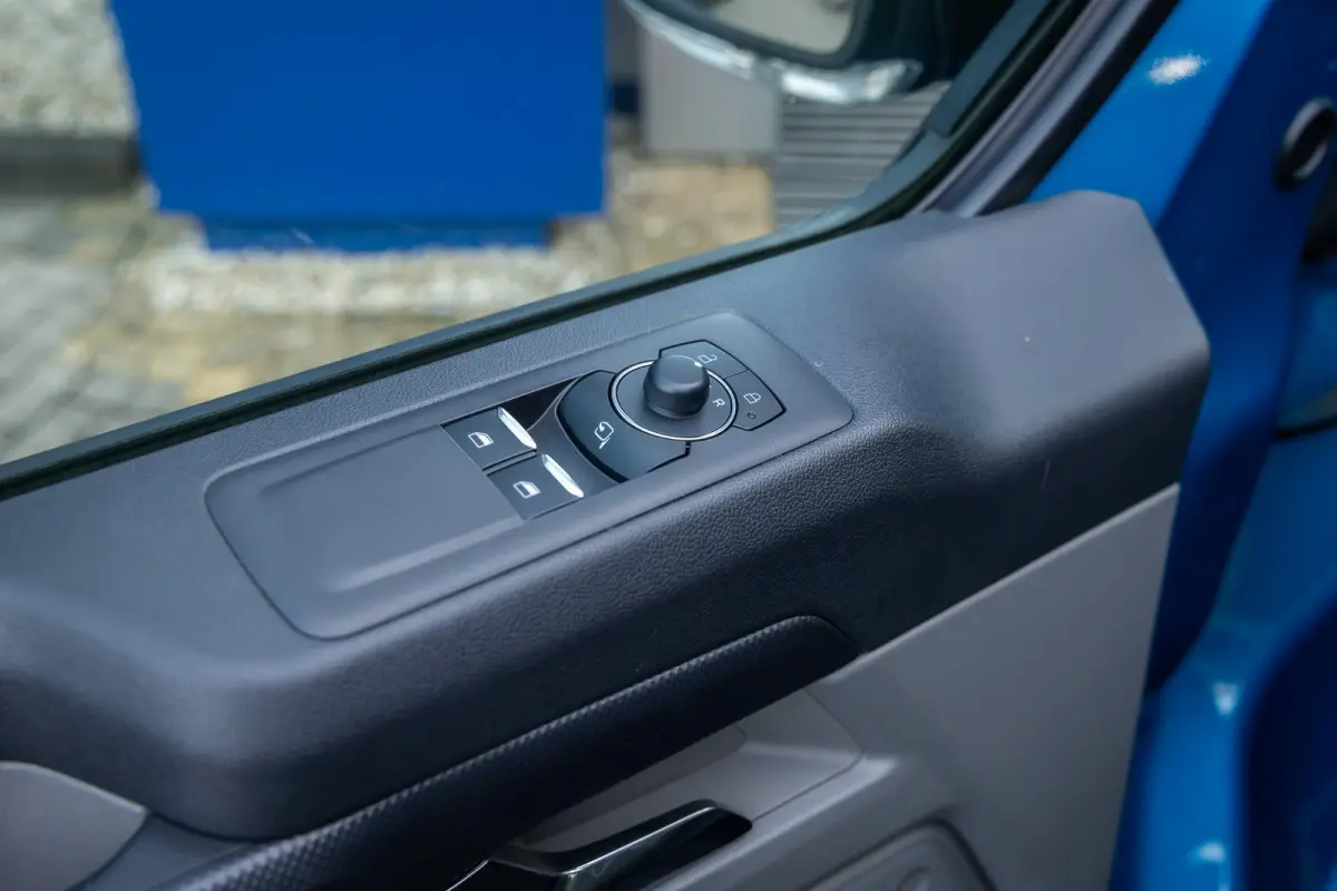 Transit E-Custom Sport 340 L2 | Camera | 17'L.M. Velgen | Voorruit/Stoel verwarming | Camera | Cruise Control | Wandbekleding | Vloerplaat