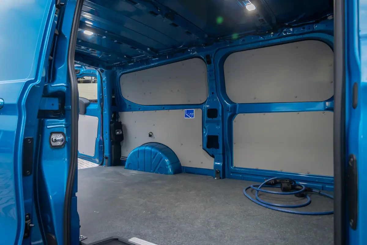 Transit E-Custom Sport 340 L2 | Camera | 17'L.M. Velgen | Voorruit/Stoel verwarming | Camera | Cruise Control | Wandbekleding | Vloerplaat