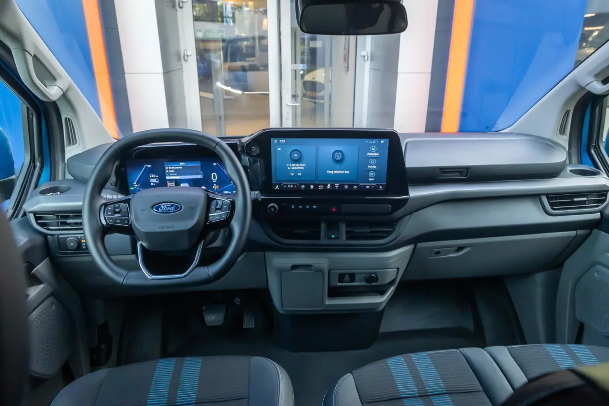 Transit E-Custom Sport 340 L2 | Camera | 17'L.M. Velgen | Voorruit/Stoel verwarming | Camera | Cruise Control | Wandbekleding | Vloerplaat