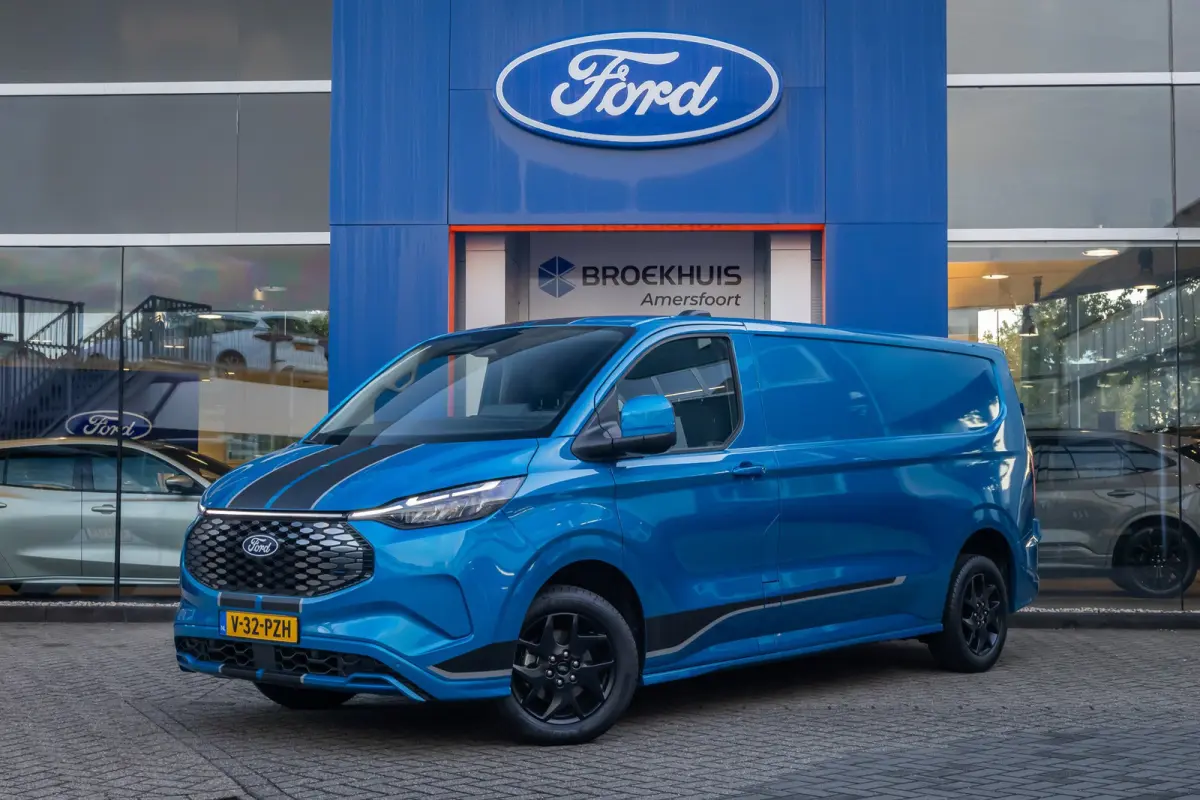 Transit E-Custom Sport 340 L2 | Camera | 17'L.M. Velgen | Voorruit/Stoel verwarming | Camera | Cruise Control | Wandbekleding | Vloerplaat