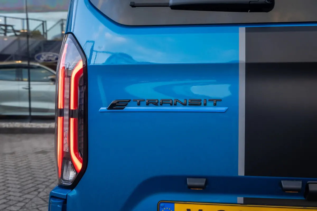 Transit E-Custom Sport 340 L2 | Camera | 17'L.M. Velgen | Voorruit/Stoel verwarming | Camera | Cruise Control | Wandbekleding | Vloerplaat