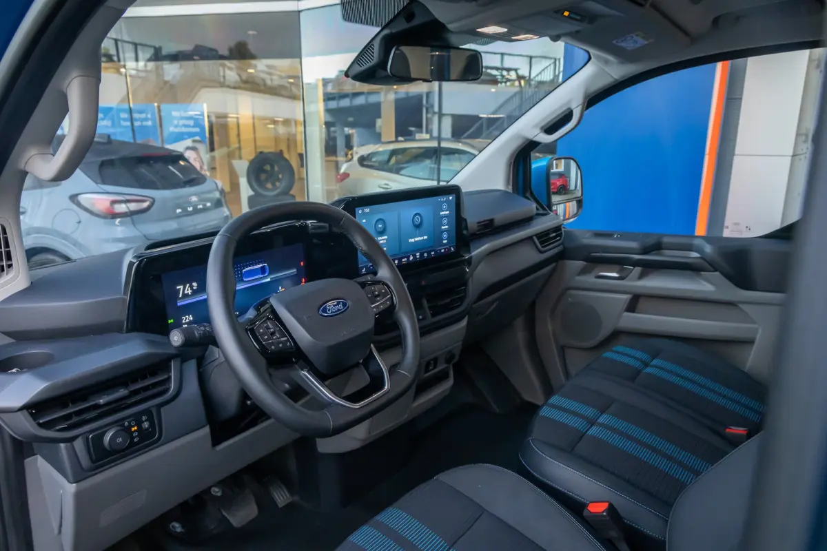 Transit E-Custom Sport 340 L2 | Camera | 17'L.M. Velgen | Voorruit/Stoel verwarming | Camera | Cruise Control | Wandbekleding | Vloerplaat