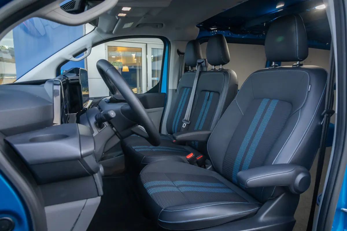 Transit E-Custom Sport 340 L2 | Camera | 17'L.M. Velgen | Voorruit/Stoel verwarming | Camera | Cruise Control | Wandbekleding | Vloerplaat