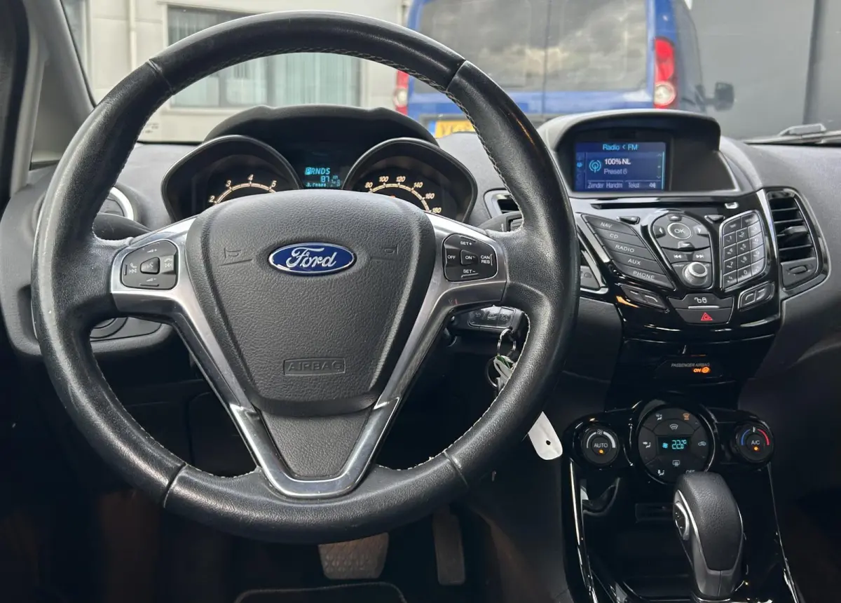 1.0 EcoBoost Titanium 101PK | AUTOMAAT | DEALERONDERHOUDEN | NL AUTO | NAP | Navigatie | Cruise Control | Climate Control | Parkeersensoren | Voorruitverwarming | Lichtmetalen Velgen | 2 Sle
