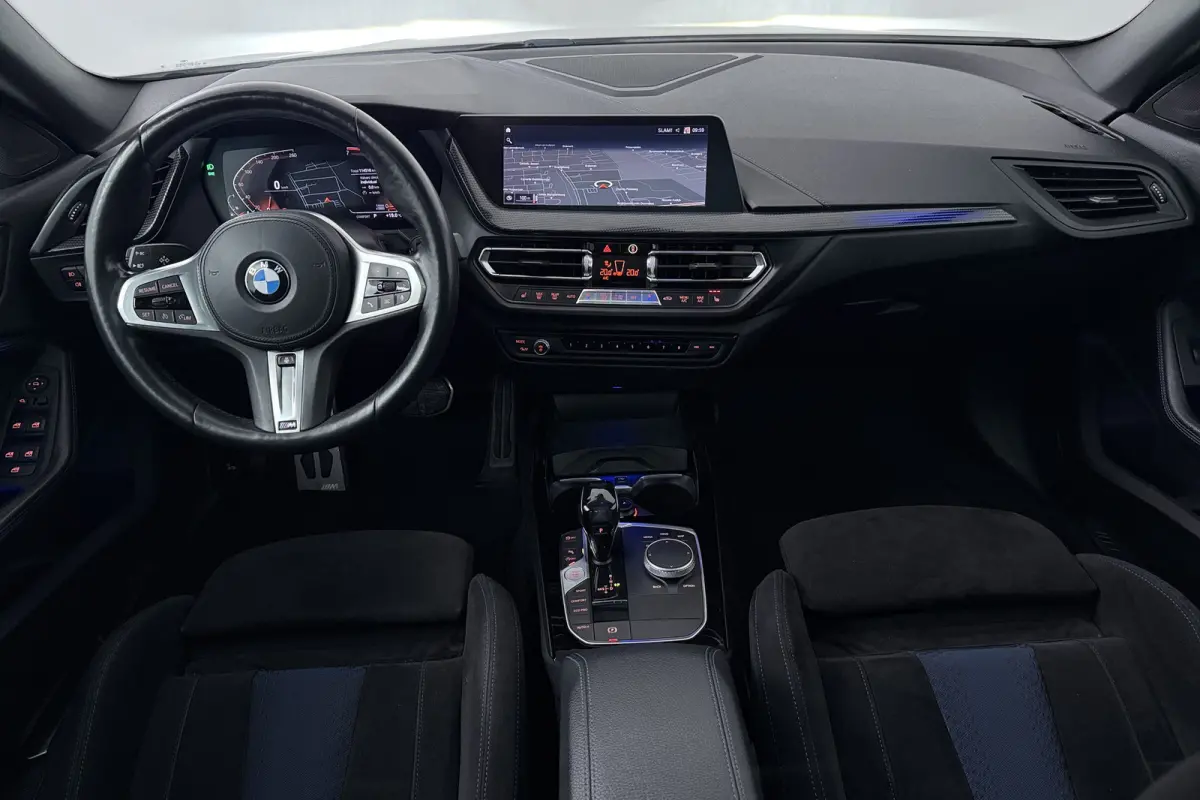 218i High Executive (PANORAMADAK, STOELVERWARMING, NAVIGATIE, DEALER ONDERHOUDEN)