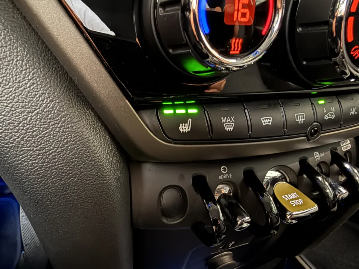 2.0 Cooper SE ALL4 Camera/Apple