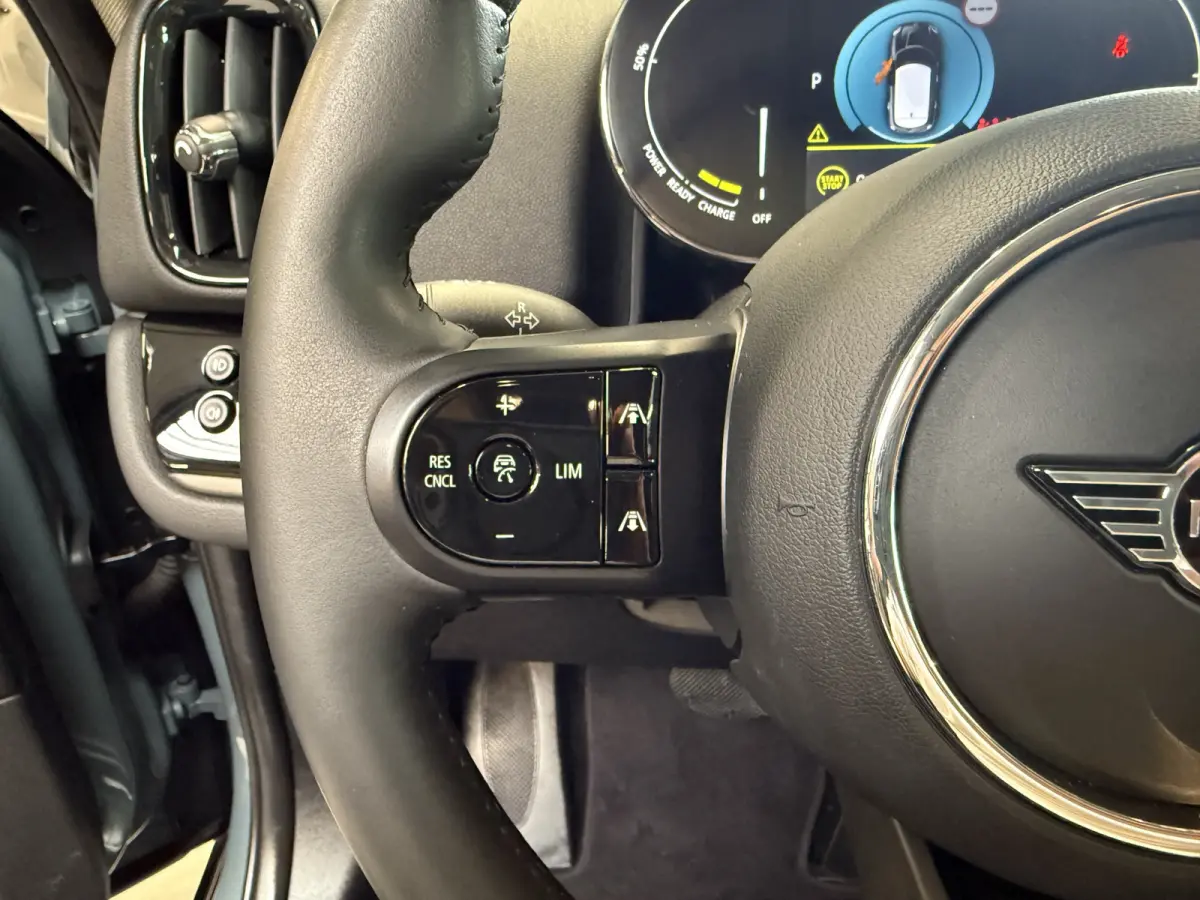 2.0 Cooper SE ALL4 Camera/Apple