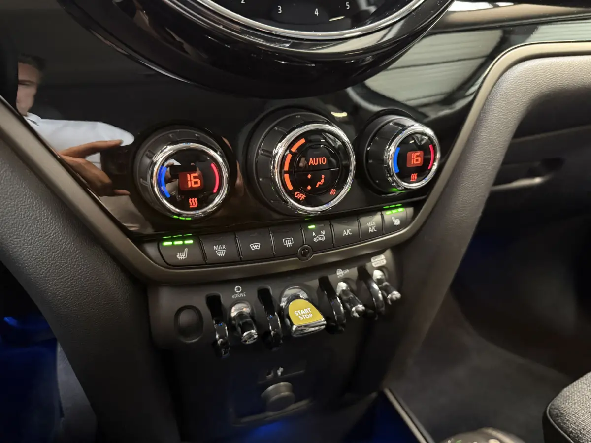 2.0 Cooper SE ALL4 Camera/Apple