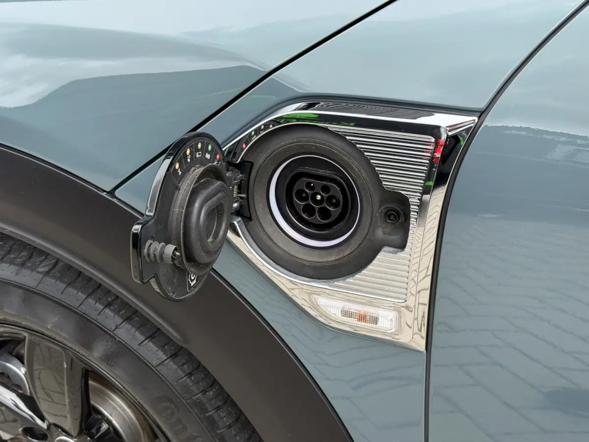 2.0 Cooper SE ALL4 Camera/Apple