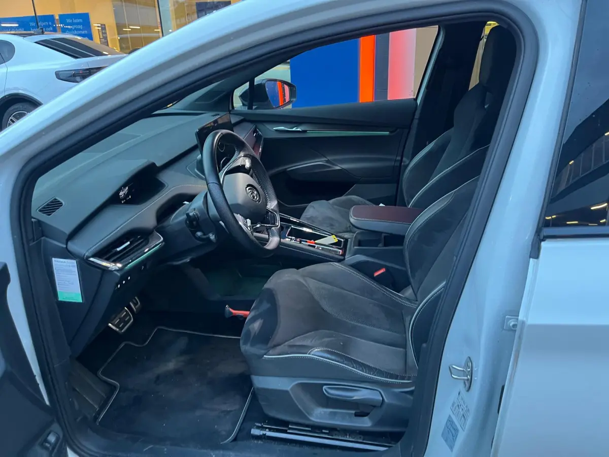 80 Sportline | Apple Carplay/Android Auto | Stuur- Stoelverwarming | Parkeersensoren | 20''L.M. | Cruise Control | Sfeerverlichting | Leder/Alcantara Bekleding | Apple Carplay/Android Auto|t