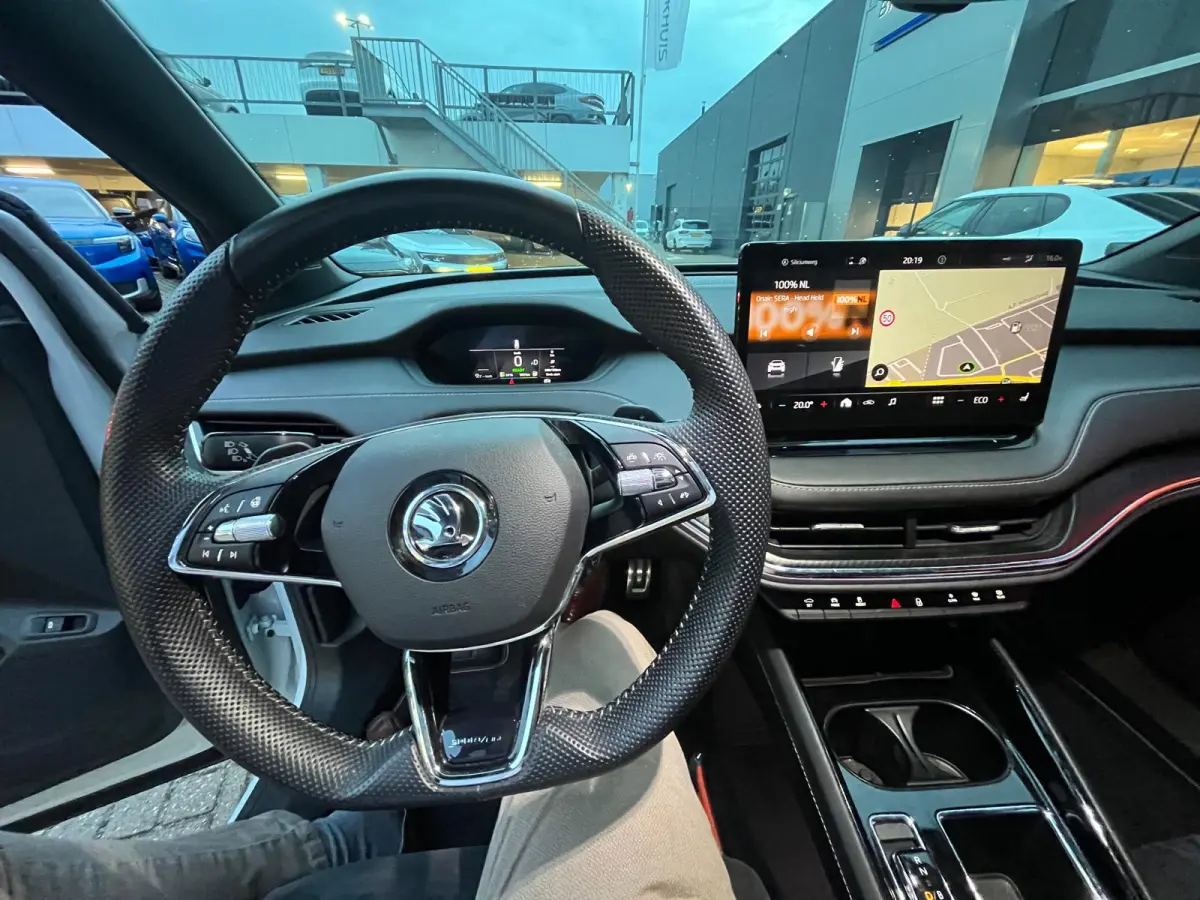 80 Sportline | Apple Carplay/Android Auto | Stuur- Stoelverwarming | Parkeersensoren | 20''L.M. | Cruise Control | Sfeerverlichting | Leder/Alcantara Bekleding | Apple Carplay/Android Auto|t