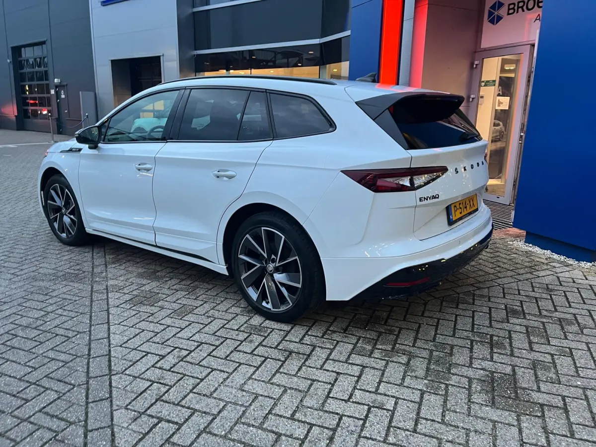 80 Sportline | Apple Carplay/Android Auto | Stuur- Stoelverwarming | Parkeersensoren | 20''L.M. | Cruise Control | Sfeerverlichting | Leder/Alcantara Bekleding | Apple Carplay/Android Auto|t