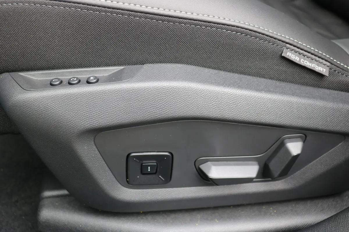 GT Exclusive | Adaptieve cruise control met Stop&Go functie | Elektrische parkeerrem | Extra getinte achterste zijruiten en achterruit