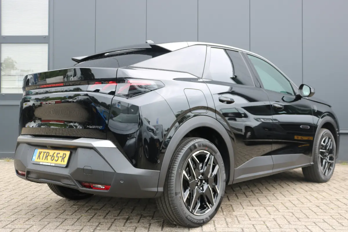 GT Exclusive | Adaptieve cruise control met Stop&Go functie | Elektrische parkeerrem | Extra getinte achterste zijruiten en achterruit