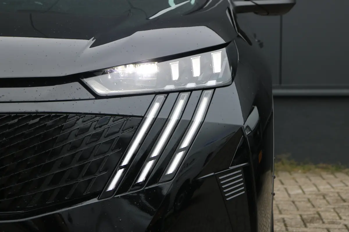 GT Exclusive | Adaptieve cruise control met Stop&Go functie | Elektrische parkeerrem | Extra getinte achterste zijruiten en achterruit